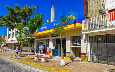 Puerto Escondido Oaxaca Meksika 15. Şubat 2023 Tipik güzel turistik cadde yolu ve şehir arabalarıyla kaldırım oteller, restoranlar ve Zicatela Mexico 'daki insanlar..