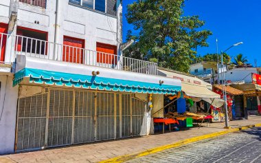 Puerto Escondido Oaxaca Meksika 15. Şubat 2023 Tipik güzel turistik cadde yolu ve şehir arabalarıyla kaldırım oteller, restoranlar ve Zicatela Mexico 'daki insanlar..