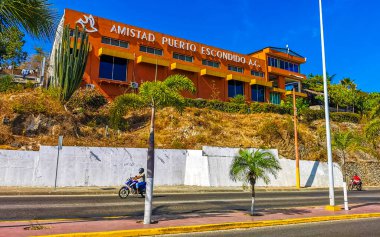 Puerto Escondido Oaxaca Meksika 01. Mart 2023 Tipik güzel turistik cadde yolu ve şehir arabalarıyla kaldırım oteller, restoranlar ve Zicatela Mexico 'daki insanlar..