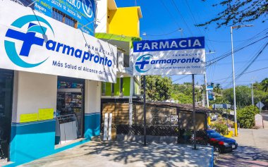 Puerto Escondido Oaxaca Meksika 24. Mart 2023 Tipik güzel turistik cadde yolu ve şehir arabalarıyla kaldırım oteller, restoranlar ve Zicatela Mexico 'daki insanlar..