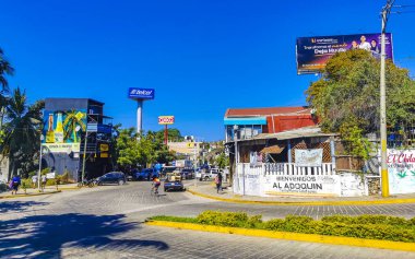 Puerto Escondido Oaxaca Meksika 24. Mart 2023 Tipik güzel turistik cadde yolu ve şehir arabalarıyla kaldırım oteller, restoranlar ve Zicatela Mexico 'daki insanlar..