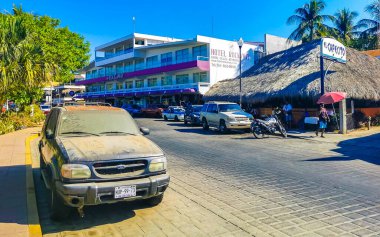 Puerto Escondido Oaxaca Meksika 24. Mart 2023 Tipik güzel turistik cadde yolu ve şehir arabalarıyla kaldırım oteller, restoranlar ve Zicatela Mexico 'daki insanlar..