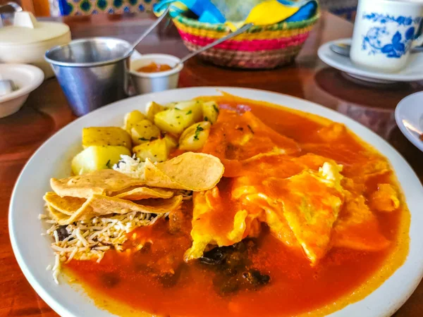 Tortilla Mexicana Huevos Revueltos Con Papas Frijoles Negros Nachos Plato —  Fotos de Stock
