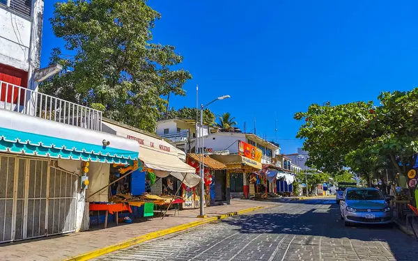Puerto Escondido Oaxaca Meksika 15. Şubat 2023 Tipik güzel turistik cadde yolu ve şehir arabalarıyla kaldırım oteller, restoranlar ve Zicatela Mexico 'daki insanlar..