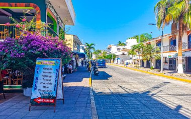 Puerto Escondido Oaxaca Meksika 24. Mart 2023 Tipik güzel turistik cadde yolu ve şehir arabalarıyla kaldırım oteller, restoranlar ve Zicatela Mexico 'daki insanlar..