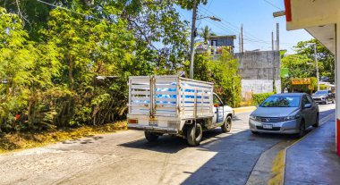 Puerto Escondido Oaxaca Meksika 24. Mart 2023 Tipik güzel turistik cadde yolu ve şehir arabalarıyla kaldırım oteller, restoranlar ve Zicatela Mexico 'daki insanlar..