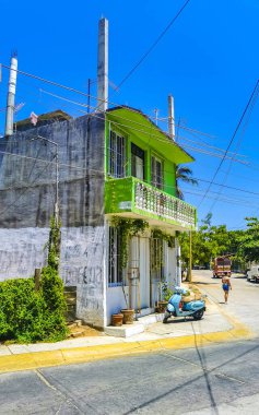 Puerto Escondido Oaxaca Meksika 24. Mart 2023 Tipik güzel turistik cadde yolu ve şehir arabalarıyla kaldırım oteller, restoranlar ve Zicatela Mexico 'daki insanlar..