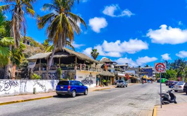 Puerto Escondido Oaxaca Meksika 24. Mart 2023 Tipik güzel turistik cadde yolu ve şehir arabalarıyla kaldırım oteller, restoranlar ve Zicatela Mexico 'daki insanlar..