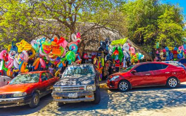 Puerto Escondido Oaxaca Meksika 25. Mart 2023 Tipik güzel turistik cadde yolu ve şehir arabalarıyla kaldırım oteller, restoranlar ve Zicatela Mexico 'daki insanlar..