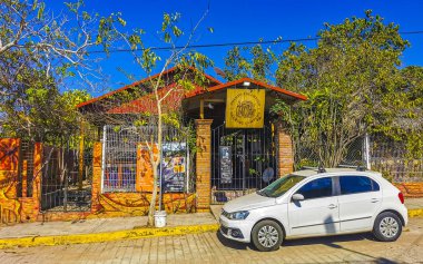 Puerto Escondido Oaxaca Meksika 28 numara. Mart 2023 Tipik güzel turistik cadde yolu ve şehir arabalarıyla kaldırım oteller, restoranlar ve Zicatela Mexico 'daki insanlar..