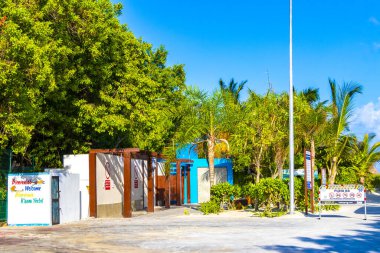 Playa del Carmen Quintana Roo Meksika 03. Mayıs 2023 Doğal Karayip Sahil Bilgi Panosu Palapa kulübesi Playa del Carmen Meksika 88 tropik Meksika plajına hoş geldiniz..