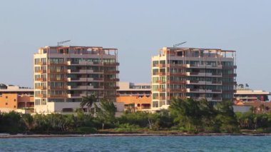 Playa del Carmen Quintana Roo Meksika 03. Mayıs 2023 Modern binalar ve mimari oteller Playa del Carmen Quintana Roo Meksika 'da palmiye ağaçları olan tropik cennetteki tatil beldeleri ve daireler.