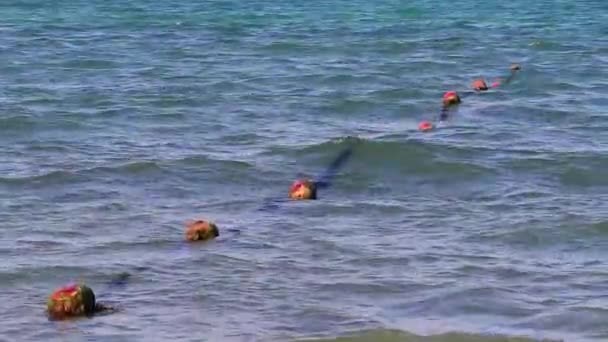 Mooie Blauwe Turquoise Watergolven Oceaan Geel Rood Oranje Boei Boeien — Stockvideo