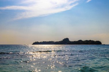 Tropik cennet adası Kuramathi, Rasdhoo Mercan Maldivleri 'nde palmiye ağaçları, beyaz kum ve turkuaz sularıyla lüks bir tatil için.