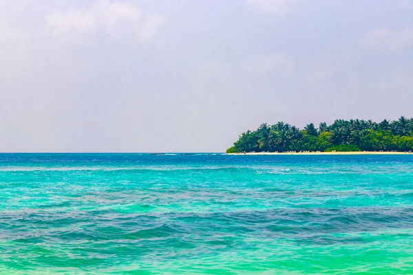 Tropik cennet adası Kuramathi, Rasdhoo Mercan Maldivleri 'nde palmiye ağaçları, beyaz kum ve turkuaz sularıyla lüks bir tatil için.