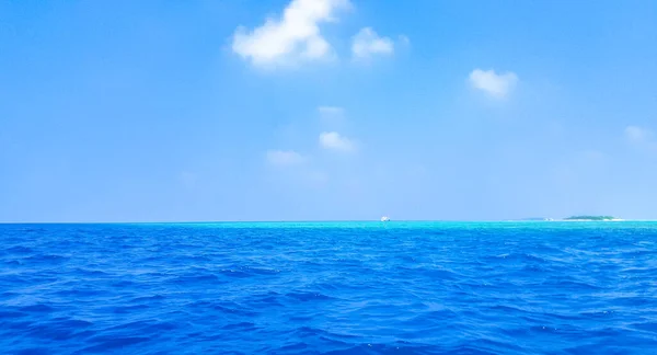 Naturalne Tropikalne Wyspy Gradientem Kolorów Wodzie Madivaru Finolhu Atolu Rasdhoo — Zdjęcie stockowe