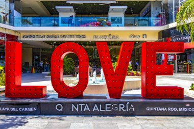 Playa del Carmen Quintana Roo Meksika 26 numara. Mart 2021 Playa del Carmen Quintana Roo Meksika 'daki La Quinta Avenida' da aşk işareti ve sembolü..