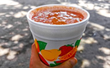 Playa del Carmen Quintana Roo Meksika 'da meyve suyu almak için portakal suyu..