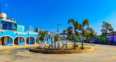 Puerto Escondido Oaxaca Meksika 16. Ocak 2023 Tipik renkli turistik cadde yolu ve şehir arabalarıyla kaldırım oteller, restoranlar ve Rinconada Bacocho Mexico 'daki insanlar..