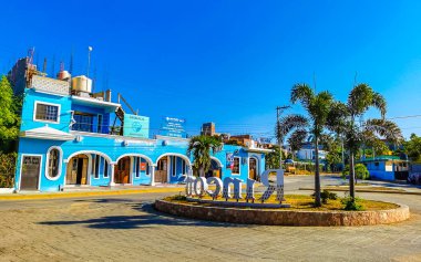 Puerto Escondido Oaxaca Meksika 16. Ocak 2023 Tipik renkli turistik cadde yolu ve şehir arabalarıyla kaldırım oteller, restoranlar ve Rinconada Bacocho Mexico 'daki insanlar..