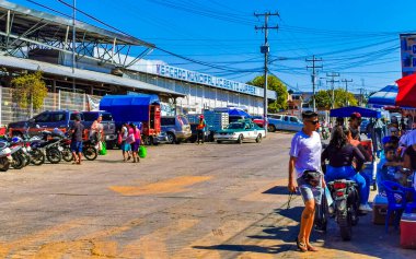 Puerto Escondido Oaxaca Meksika 16. Ocak 2023 Tipik güzel turist caddesi yolu ve şehir arabalarıyla kaldırım oteller, restoranlar ve Zicatela Mexico 'daki insanlar..