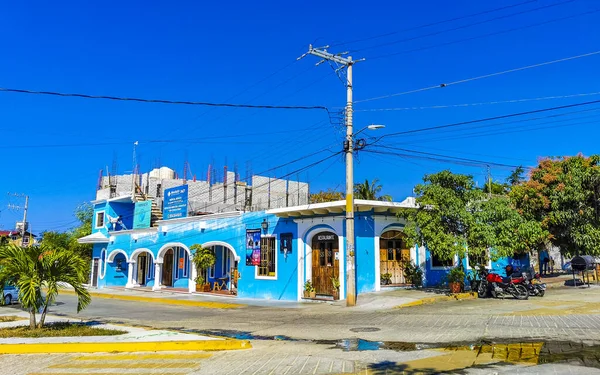 プエルトエスコンディード オアハカ メキシコ 1月2023 典型的な美しいカラフルな観光ストリート道路と街のライフカーの交通ビル レストランやリノナダバコチョメキシコの人々との歩道 — ストック写真