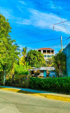 Puerto Escondido Oaxaca Meksika 20. Ocak 2023 Tipik güzel turist caddesi yolu ve şehir arabalarıyla kaldırım oteller, restoranlar ve Zicatela Mexico 'daki insanlar..