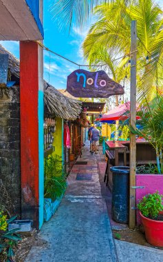 Puerto Escondido Oaxaca Meksika 20. Ocak 2023 Tipik güzel turist caddesi yolu ve şehir arabalarıyla kaldırım oteller, restoranlar ve Zicatela Mexico 'daki insanlar..