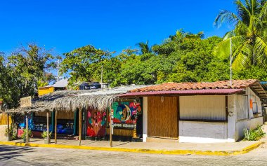 Puerto Escondido Oaxaca Meksika 23. Ocak 2023 Tipik güzel turist caddesi yolu ve şehir arabalarıyla kaldırım oteller, restoranlar ve Zicatela Mexico 'daki insanlar..