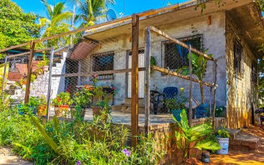 Puerto Escondido Oaxaca Meksika 25. Ocak 2023 Tipik güzel turist caddesi yolu ve şehir arabalarıyla kaldırım oteller, restoranlar ve Zicatela Mexico 'daki insanlar..