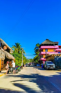 Puerto Escondido Oaxaca Meksika 27. Ocak 2023 Tipik güzel turist caddesi yolu ve şehir arabalarıyla kaldırım oteller, restoranlar ve Zicatela Mexico 'daki insanlar..