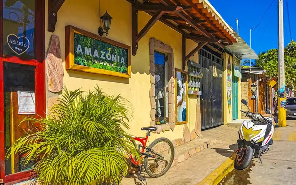プエルト エスコンディド オアハカメキシコ27 2023年1月Zicatelaの典型的な美しいカラフルな観光道路や都市生活車の交通ビルホテルバーレストランや人々メキシコ — ストック写真
