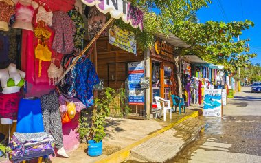 Puerto Escondido Oaxaca Meksika 27. Ocak 2023 Tipik güzel turist caddesi yolu ve şehir arabalarıyla kaldırım oteller, restoranlar ve Zicatela Mexico 'daki insanlar..