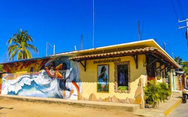 Puerto Escondido Oaxaca Meksika 27. Ocak 2023 Tipik güzel turist caddesi yolu ve şehir arabalarıyla kaldırım oteller, restoranlar ve Zicatela Mexico 'daki insanlar..