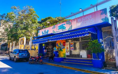 Puerto Escondido Oaxaca Meksika 27. Ocak 2023 Tipik güzel turist caddesi yolu ve şehir arabalarıyla kaldırım oteller, restoranlar ve Zicatela Mexico 'daki insanlar..