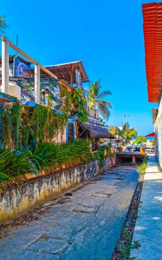 Puerto Escondido Oaxaca Meksika 15. Şubat 2023 Tipik güzel turistik cadde yolu ve şehir arabalarıyla kaldırım oteller, restoranlar ve Zicatela Mexico 'daki insanlar..