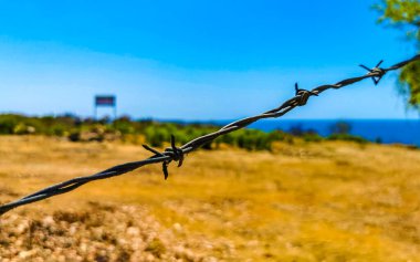 Zicatela Puerto Escondido Oaxaca Meksika 'da dikenli tel çitlerin ve zincirlerin arkasındaki doğa plajı ve çöl..