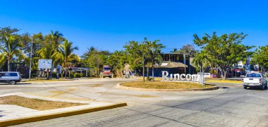 Puerto Escondido Oaxaca Meksika 28 numara. Mart 2023 Tipik renkli turistik cadde yolu ve şehir arabalarıyla kaldırım oteller, restoranlar ve Rinconada Bacocho Mexico 'daki insanlar..