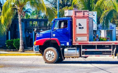 Puerto Escondido Oaxaca Meksika 28 numara. Mart 2023 Zicatela Puerto Escondido Oaxaca Meksika 'da mavi ve kırmızı eski Meksika kamyon nakliye aracı.