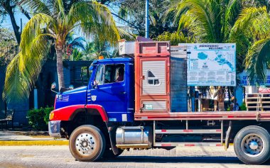 Puerto Escondido Oaxaca Meksika 28 numara. Mart 2023 Zicatela Puerto Escondido Oaxaca Meksika 'da mavi ve kırmızı eski Meksika kamyon nakliye aracı.