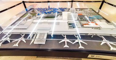 Guadalajara Jalisco Meksika 30. Guadalajara Uluslararası Havaalanı, 2023 Mart 'ında Guadalajara Jalisco' da uçak pisti ve kapalı bina ve kapısı ile.