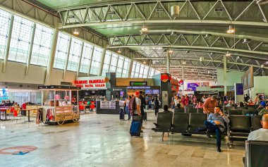Guadalajara Jalisco Meksika 30. Guadalajara Uluslararası Havaalanı, 2023 Mart 'ında Guadalajara Jalisco' da uçak pisti ve kapalı bina ve kapısı ile.