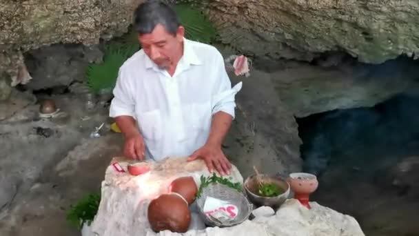 トゥルム クインタナ メキシコ25 4月2023 マヤのシャーマンは チュルム クインタナ メキシコのコノテで浄化式を行います — ストック動画