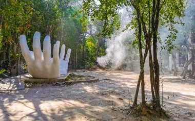 Beyaz elli heykel heykeli Tulum Quintana Roo Mexico 'daki Cenote Yaxmuul yakınlarındaki tropikal ormanda inşa ediliyor..