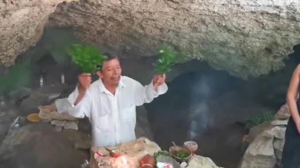 Tulum Quintana Roo Μεξικό Απρίλιος 2023 Μάγιας Σαμάνος Κάνει Τελετή — Αρχείο Βίντεο
