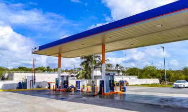 Playa del Carmen Quintana Roo Meksika 03. Mayıs 2023 Meksika Go Mart Gomart mağazası Playa del Carmen Quintana Roo Meksika 'daki Gomart benzin istasyonu.