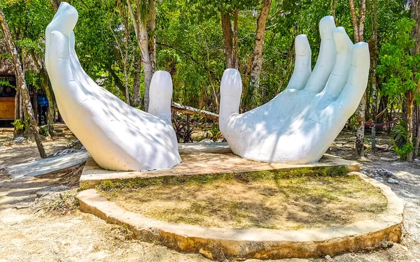 Beyaz elli heykel heykeli Tulum Quintana Roo Mexico 'daki Cenote Yaxmuul yakınlarındaki tropikal ormanda inşa ediliyor..