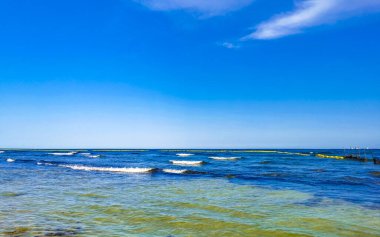 Playa del Carmen Meksika 'da turkuvaz mavisi berrak sulara sahip tropik Meksika Karayip sahili manzarası..