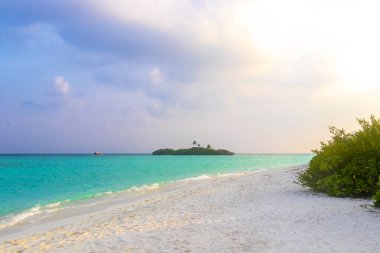 Suda renk değişimine sahip doğal tropik kumsal adaları. Madivaru ve Finolhu Rasdhoo Mercan Maldivleri 'nde..