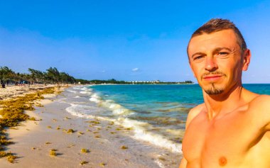 Erkek turist. Playa del Carmen Quintana Roo Mexico sahilinde selfie çeken adam..